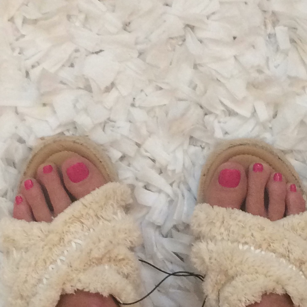 Altered State fuzzy sandals size 10🎀